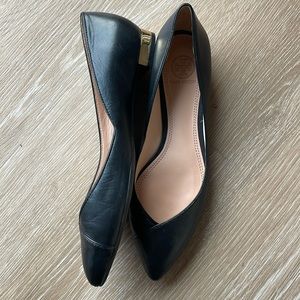 Tory Burch black leather flats w/ gold heel - sz 8